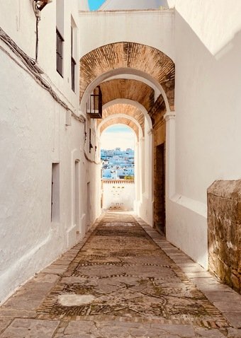rue d'un village marocain avec les murs blancs