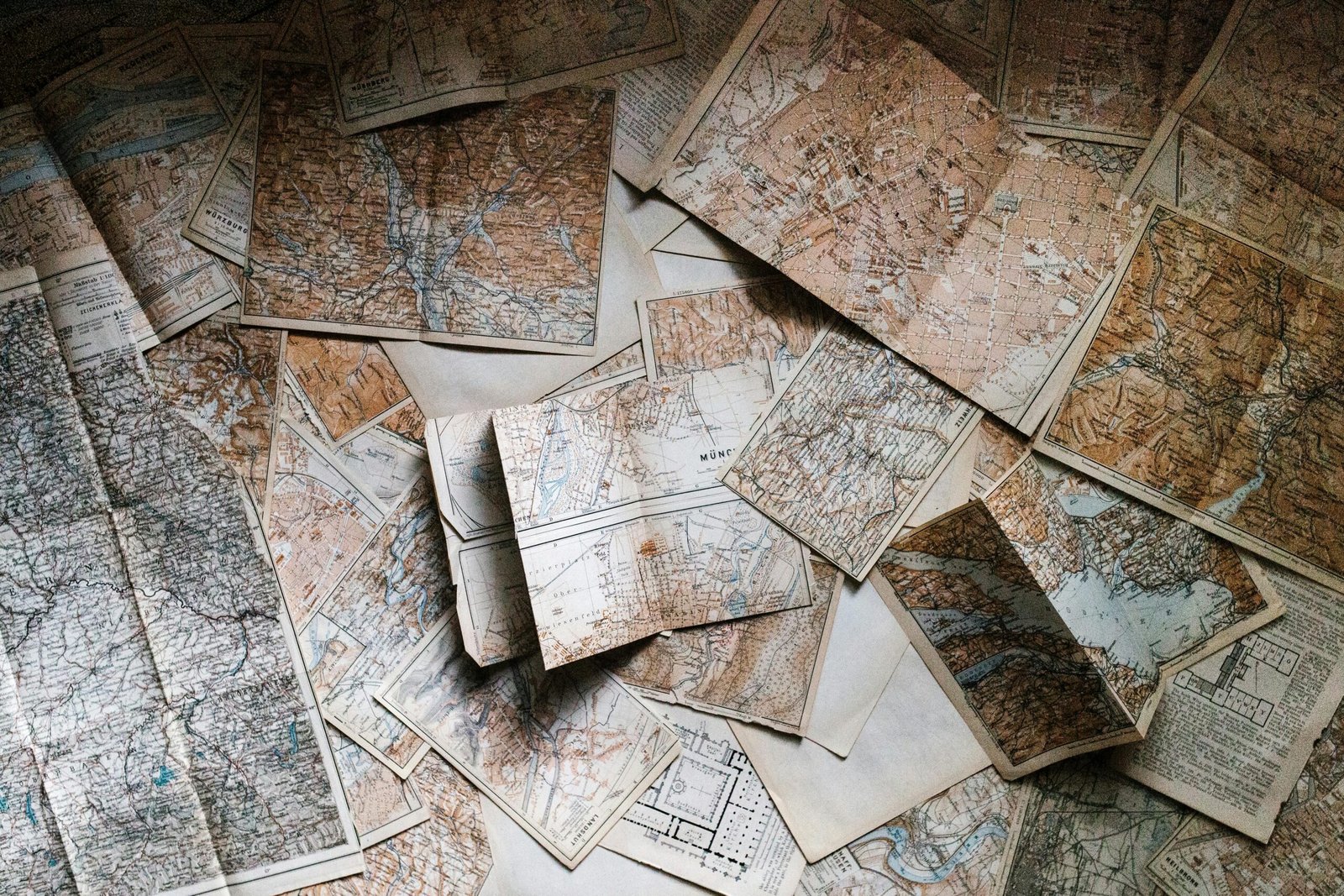 Cartes et plans aux couleurs rétro pour organiser un voyage sur mesure