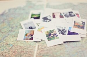 Photos faites au polaroid posées sur une carte du monde