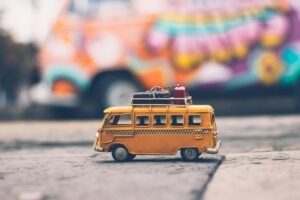 Maquette de bus africain jaune avec des bagaes sur le toit