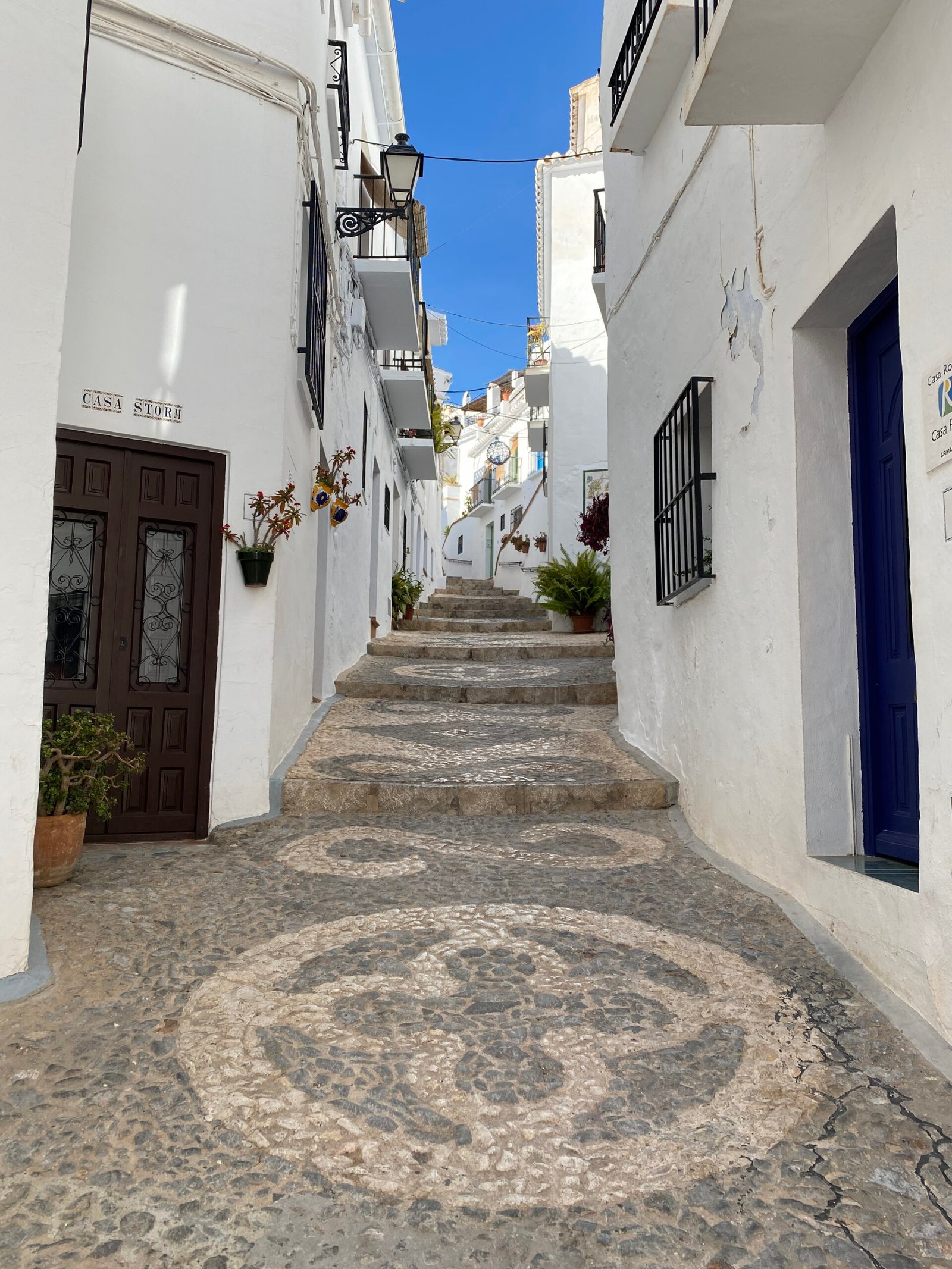 rue pavée dans une ruelle blanche dans un village espagnole