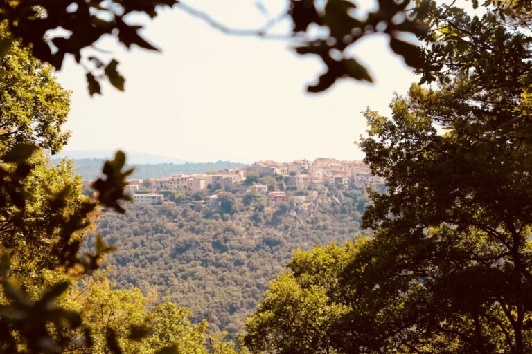 vue sur un village perché de Provence